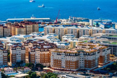 Cebelitarık kasabası ve Yukarı Kaya 'dan Cebelitarık Körfezi manzarası. İngiltere