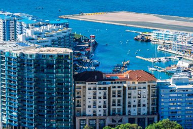 Cebelitarık kasabasında bir marina ve Yukarı Kaya 'dan Cebelitarık Körfezi manzarası. İngiltere