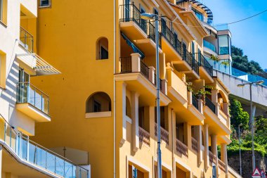 Gibraltar kasabasında renkli apartman blokları, İngiltere