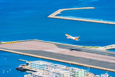 GIBRALTAR, İngiltere - 12 Mart 2023: EasyJet uçağı Gibraltar Uluslararası Havalimanı 'ndan havalanır. Cebelitarık bir İngiliz Denizaşırı Toprakları ve popüler bir turizm beldesidir.