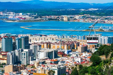 Cebelitarık Kayası 'na giden teleferik arka planda İngiltere' nin Cebelitarık kasabası var.