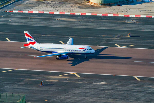 Джибралтар, Великобритания - 12 марта 2023 года: Самолет British Airways взлетает в международном аэропорту Гибралтара. Джибриль - британская заморская территория и популярное туристическое направление