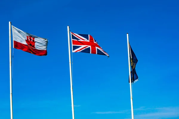 Gibraltar Banderas Británicas Mancomunidad Contra Cielo Azul —  Fotos de Stock