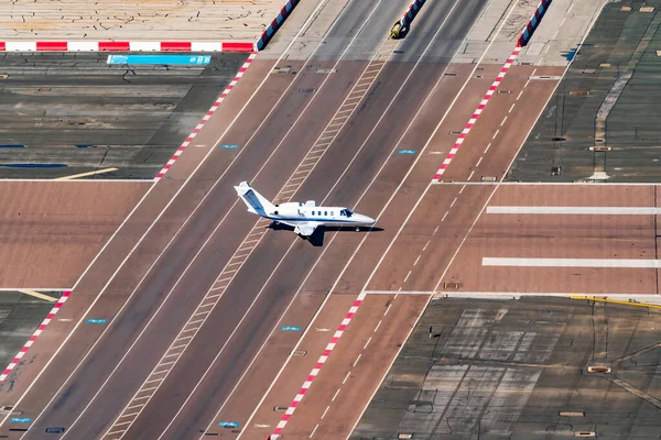 Een Klein Vliegtuig Gibraltar Airport Start Landingsbaan — Stockfoto