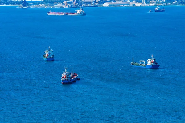 Cebelitarık Körfezi 'ndeki gemiler Yukarı Kaya' dan görüldü. İngiltere