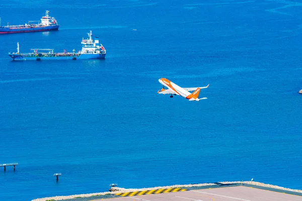 Гибралтар Великобритания Марта 2023 Самолет Easyjet Пролетает Над Морем После — стоковое фото