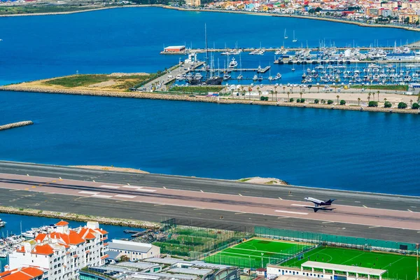 Gibraltar Havaalanı Pistinden Küçük Bir Uçak Kalkıyor — Stok fotoğraf
