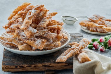 Geleneksel İtalyan karnaval börek ile krema şeker - frappe veya chiacchiere tozunu