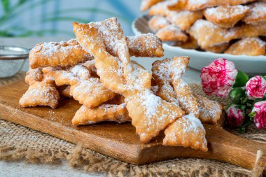 Geleneksel İtalyan karnaval börek ile krema şeker - frappe veya chiacchiere tozunu