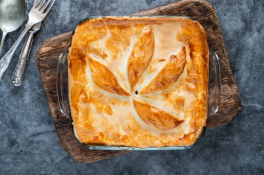 Bask tavuğu ve sucuklu turta.