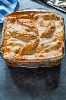 Bask tavuğu ve sucuklu turta.