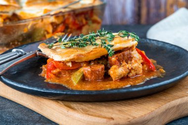 Bask tavuğu ve sucuklu turta.