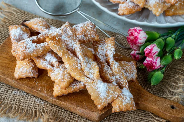 Tradycyjny Włoski Karnawał Fritters Posypana Cukru Frappe Lub Chiacchiere Pudru — Zdjęcie stockowe