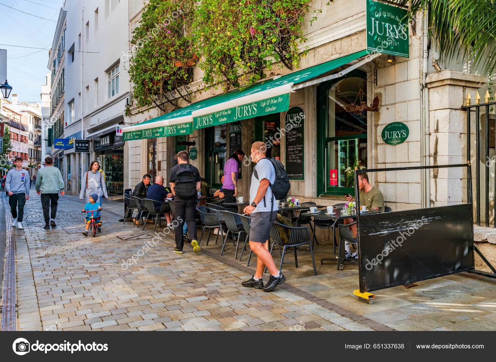 Gibraltar 2023年3月10日游客们在直布罗陀享受假期和阳光灿烂的天气直布罗陀是英国的海外领土也是受欢迎的旅游胜地—— 库存社论照片©  RubinowaDama #651337638