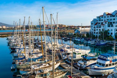 GIBRALTAR, İngiltere - 10 Mart 2023: lüks yatlar ve tekneler Gibraltars Ocean Village marinasında demirli. Cebelitarık İspanya 'nın güney kıyısında bulunan bir İngiliz Denizaşırı Toprakları ve Burnu' dur..