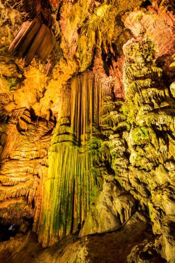 Cebelitarık, İngiltere 'deki St. Michaels mağarasında doğal yeraltı kaya oluşumları.