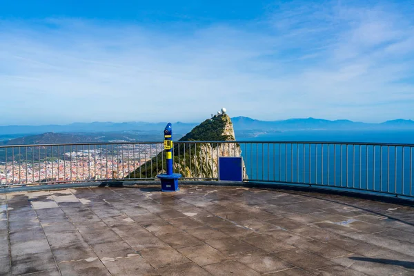 ジブラルタル湾を挟んでジブラルタルとスペインの岩の景色を望むテラスをご覧ください イギリス — ストック写真
