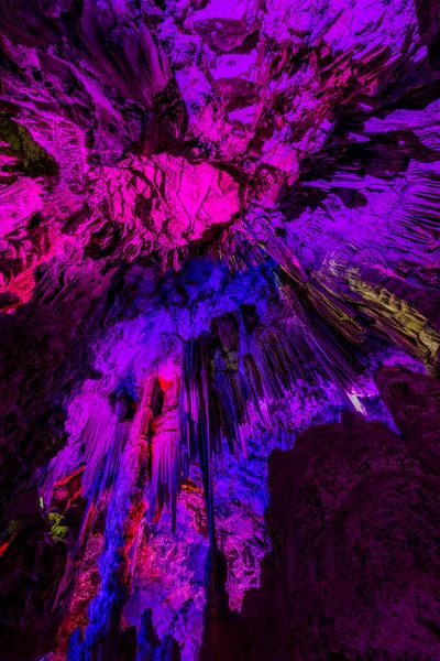 Podświetlane Naturalne Podziemne Formacje Skalne Wewnątrz Jaskini Michała Gibraltarze Wielka — Zdjęcie stockowe