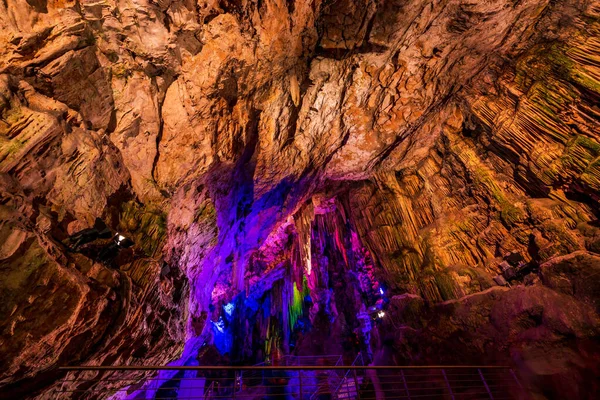 Φωτισμένοι Φυσικοί Υπόγειοι Σχηματισμοί Πετρωμάτων Μέσα Στο Σπήλαιο Michaels Στο — Φωτογραφία Αρχείου