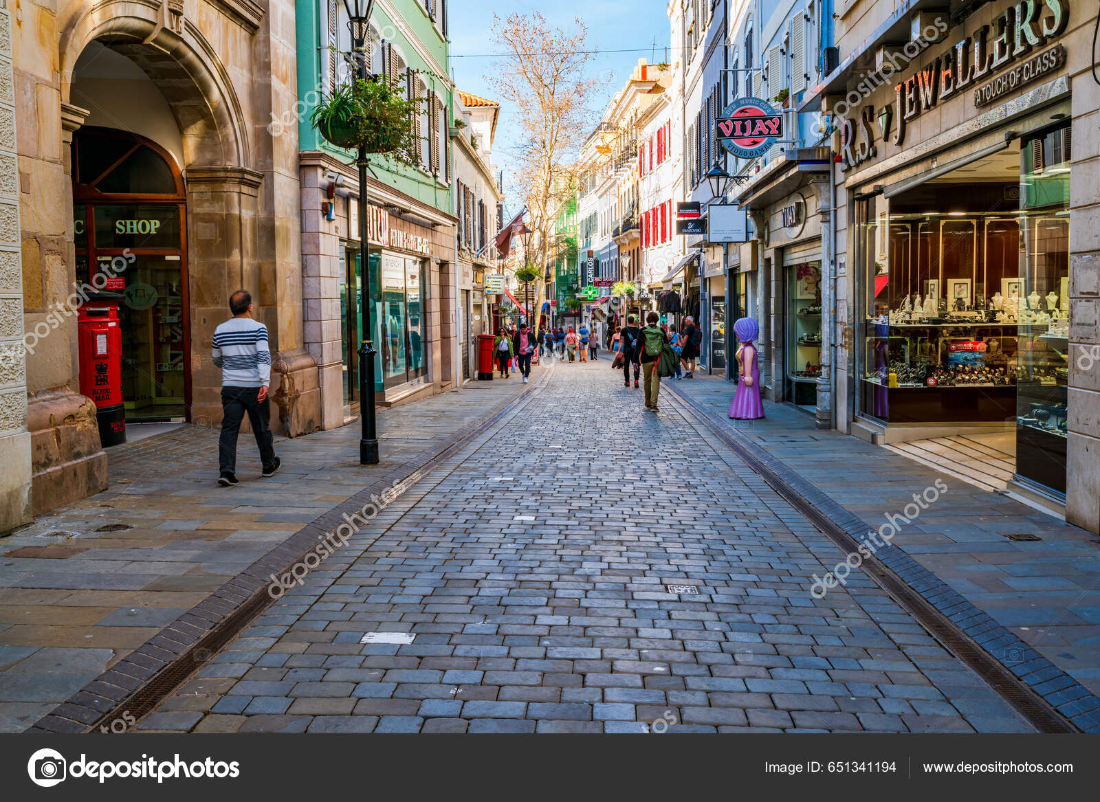 Gibraltar 2023年3月10日游客们在直布罗陀享受假期和阳光灿烂的天气直布罗陀是英国的海外领土也是受欢迎的旅游胜地—— 库存社论照片©  RubinowaDama #651341194