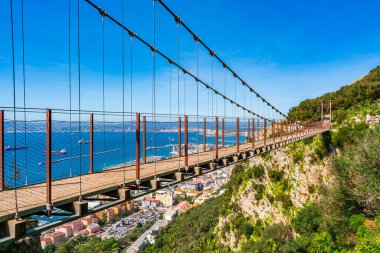 Gibraltar kasabası ve körfezi ile Windsor asma köprüsünün panoramik görüntüsü. İngiltere