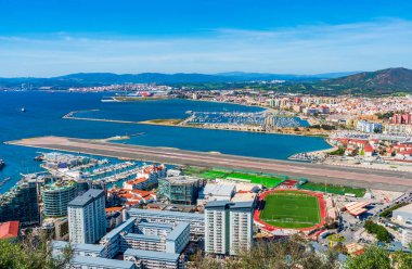 Gibraltar havaalanı ve Upper Rock 'tan La Linea de Conception adlı İspanyol kasabasının pist manzarası. İngiltere