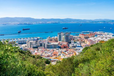 Cebelitarık kasabası, İngiliz Denizaşırı Toprakları ve İspanya 'nın Yukarı Kaya Körfezi' ndeki manzarası. İngiltere