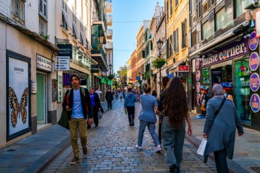 GIBRALTAR, İngiltere - 10 Mart 2023: Cebelitarık kasabasında sokak manzarası. Cebelitarık bir İngiliz Denizaşırı Toprakları ve popüler bir turizm beldesidir.