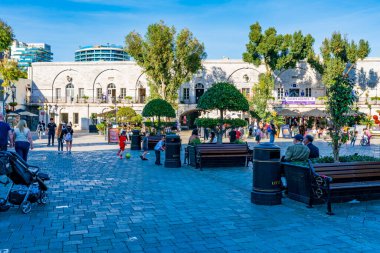 GIBRALTAR, İngiltere - 10 Mart 2023: Turistler Gibraltar kasabasındaki Casemates Meydanı 'nda güneşli havanın tadını çıkarıyorlar. Cebelitarık bir İngiliz Denizaşırı Toprakları ve popüler bir turizm beldesidir.