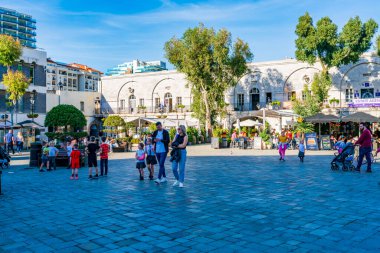 GIBRALTAR, İngiltere - 10 Mart 2023: Turistler Gibraltar kasabasındaki Casemates Meydanı 'nda güneşli havanın tadını çıkarıyorlar. Cebelitarık bir İngiliz Denizaşırı Toprakları ve popüler bir turizm beldesidir.