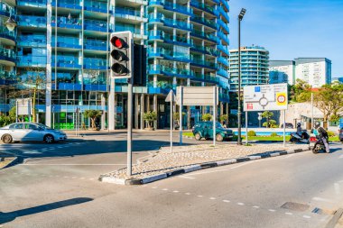 GIBRALTAR, İngiltere - 10 Mart 2023: Cebelitarık kasabasında sokak manzarası. Cebelitarık bir İngiliz Denizaşırı Toprakları ve popüler bir turizm beldesidir.