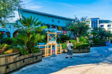 GIBRALTAR, İngiltere - 10 Mart 2023: Ocean Village Marina, İngiltere 'nin Cebelitarık Bölgesi' ndeki üç marinadan biridir. Turistler arasında popüler okyanus manzaralı restoranlar ve barlar sunuyor..