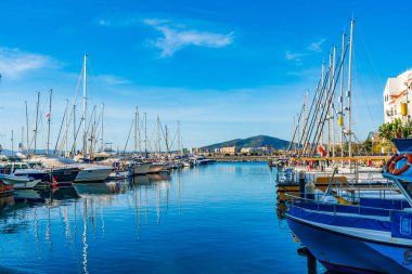 GIBRALTAR, İngiltere - 10 Mart 2023: lüks yatlar ve tekneler Gibraltars Ocean Village marinasında demirli. Cebelitarık İspanya 'nın güney kıyısında bulunan bir İngiliz Denizaşırı Toprakları ve Burnu' dur..
