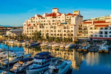 GIBRALTAR, İngiltere - 10 Mart 2023: lüks yatlar ve tekneler Gibraltars Ocean Village marinasında demirli. Cebelitarık İspanya 'nın güney kıyısında bulunan bir İngiliz Denizaşırı Toprakları ve Burnu' dur..