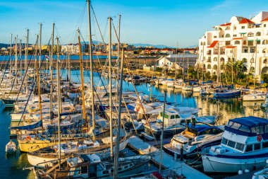 GIBRALTAR, İngiltere - 10 Mart 2023: lüks yatlar ve tekneler Gibraltars Ocean Village marinasında demirli. Cebelitarık İspanya 'nın güney kıyısında bulunan bir İngiliz Denizaşırı Toprakları ve Burnu' dur..