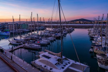 GIBRALTAR, İngiltere - 10 Mart 2023: Cebelitarık 'taki Marina Körfezi üzerinde renkli gün batımı, İspanya' nın güney kıyısında bir İngiliz Denizaşırı Toprakları ve burnu.