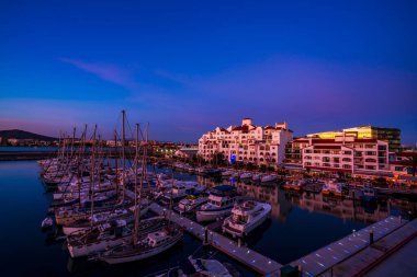 Cebelitarık 'taki Marina Körfezi' nin üzerinde renkli bir günbatımı, bir İngiliz Denizaşırı Bölgesi. İngiltere
