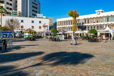 GIBRALTAR, İngiltere - 11 Mart 2023: Cebelitarık kasabasındaki Casemates Meydanı. Cebelitarık bir İngiliz Denizaşırı Toprakları ve popüler bir turizm beldesidir.