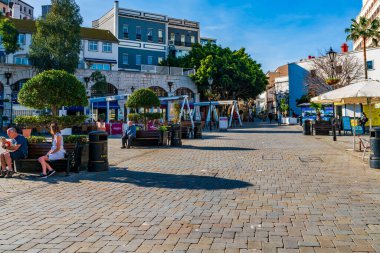 GIBRALTAR, İngiltere - 11 Mart 2023: Cebelitarık kasabasındaki Casemates Meydanı. Cebelitarık bir İngiliz Denizaşırı Toprakları ve popüler bir turizm beldesidir.