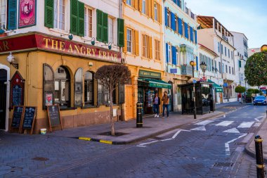 GIBRALTAR, İngiltere - 11 Mart 2023: Cebelitarık kasabasında sokak manzarası. Cebelitarık bir İngiliz Denizaşırı Toprakları ve popüler bir turizm beldesidir.