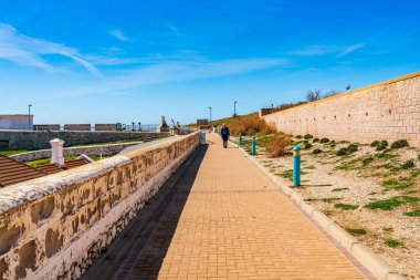 GIBRALTAR, İngiltere - 11 Mart 2023: Turist, Cebelitarık 'ın en güney noktası olan Europa Point' teki gezinti alanı boyunca yürüyor.