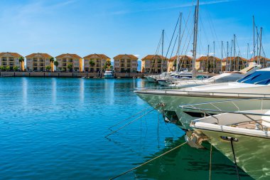 Cebelitarık 'ın Limanı' nın manzarası. İngiltere