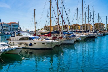 GIBRALTAR, İngiltere - 11 Mart 2023: lüks yatlar ve tekneler Gibraltar 'ın Mid-Harbour Marina' sına demir attı. Cebelitarık İspanya 'nın güney kıyısında bulunan bir İngiliz Denizaşırı Toprakları ve Burnu' dur..