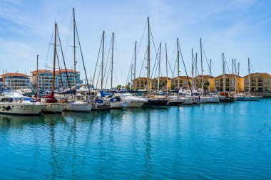 GIBRALTAR, İngiltere - 11 Mart 2023: lüks yatlar ve tekneler Gibraltar 'ın Mid-Harbour Marina' sına demir attı. Cebelitarık İspanya 'nın güney kıyısında bulunan bir İngiliz Denizaşırı Toprakları ve Burnu' dur..