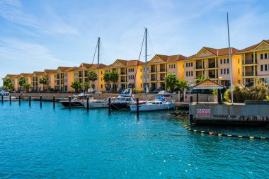 GIBRALTAR, İngiltere - 11 Mart 2023: lüks yatlar ve tekneler Gibraltar 'ın Mid-Harbour Marina' sına demir attı. Cebelitarık İspanya 'nın güney kıyısında bulunan bir İngiliz Denizaşırı Toprakları ve Burnu' dur..