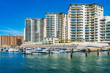 GIBRALTAR, İngiltere - 11 Mart 2023: Mid-Harbour Estate - Cebelitarık 'ta bir Hükümet Konut Planı, bir İngiliz Yurtdışı Toprakları ve İspanya' nın güney kıyısındaki burnun manzarası