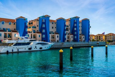 GIBRALTAR, İngiltere - 11 Mart 2023: Cebelitarık 'taki renkli iskan binaları, İngiliz Denizaşırı Toprakları ve İspanya' nın güney kıyısındaki burunlar.