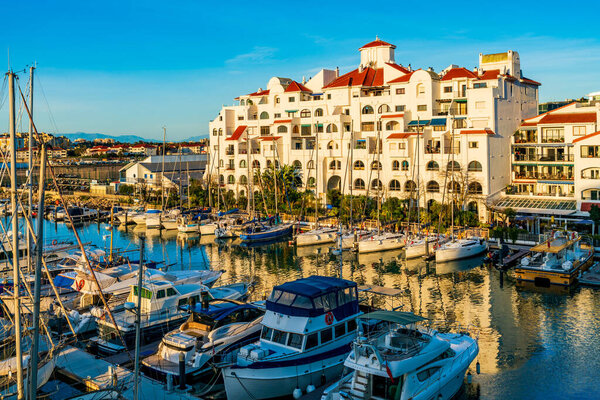 ДЖИБРАЛТАР, Великобритания - 10 МАРТА 2023 года: роскошные яхты и лодки пришвартовались в пристани в Gibrars Ocean Village. Джибриль - британская заморская территория и мыс на южном побережье Испании..