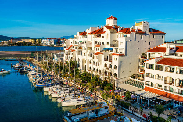 ДЖИБРАЛТАР, Великобритания - 10 МАРТА 2023 года: роскошные яхты и лодки пришвартовались в пристани в Gibrars Ocean Village. Джибриль - британская заморская территория и мыс на южном побережье Испании..