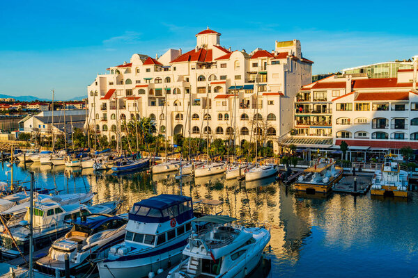ДЖИБРАЛТАР, Великобритания - 10 МАРТА 2023 года: роскошные яхты и лодки пришвартовались в пристани в Gibrars Ocean Village. Джибриль - британская заморская территория и мыс на южном побережье Испании..